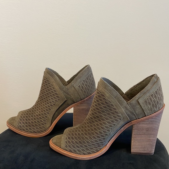 Vince Camuto Bootie - Olive Green NWOT - Picture 9 of 10